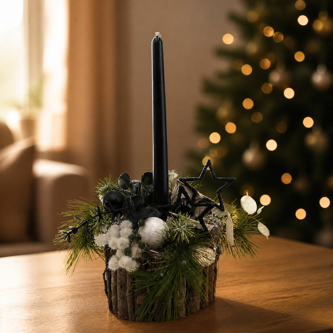 Szene Weihnachtsgesteck Kugel Stern Kiefer schwarz weiß im Rindentopf