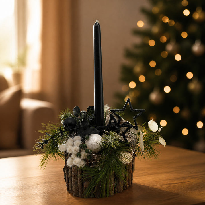 Szene Weihnachtsgesteck Kugel Stern Kiefer schwarz weiß im Rindentopf