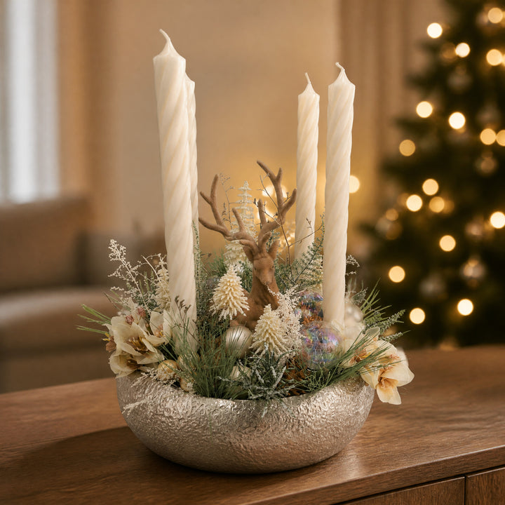 Szene Adventsgesteck Hirsch Amaryllis Kugeln creme silber