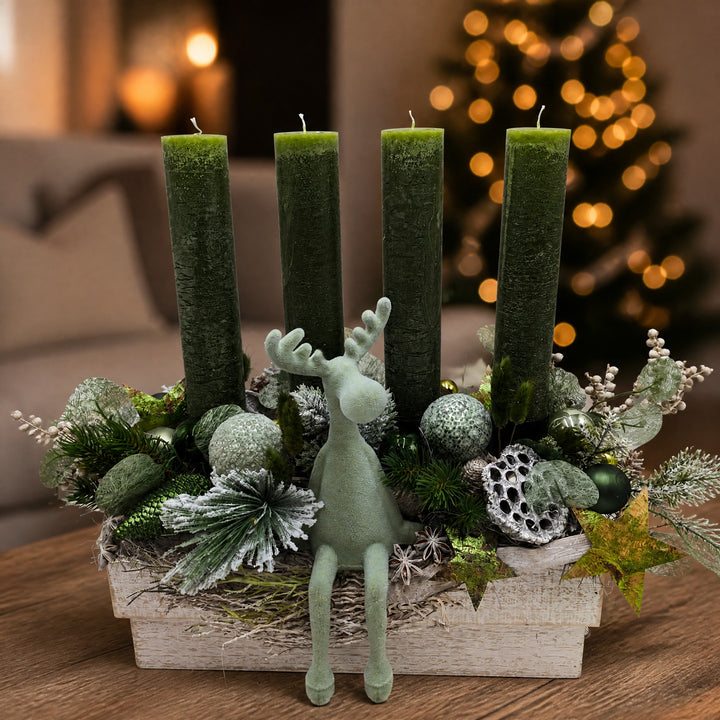 Szene Adventsgesteck Holzlade Kugeln Elch Zapfen grün weiß
