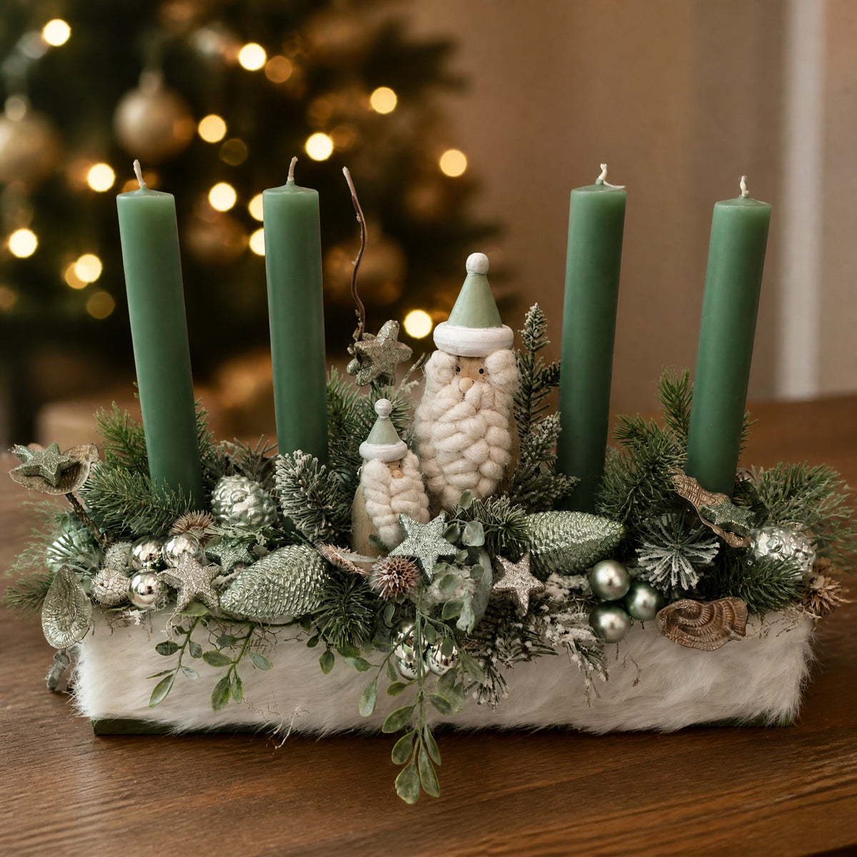 Szene Adventsgesteck Weihnachtsmann Kugeln Zapfen mint salbei
