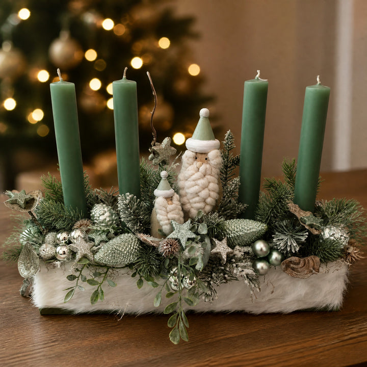 Szene Adventsgesteck Weihnachtsmann Kugeln Zapfen mint salbei