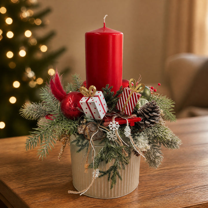 Szene Weihnachtsgesteck Kerze Kugel Schlitten Geschenk rot weiß