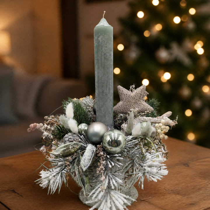 Szene Weihnachtsgesteck Kerze Kugeln Stern Zapfen mint salbei