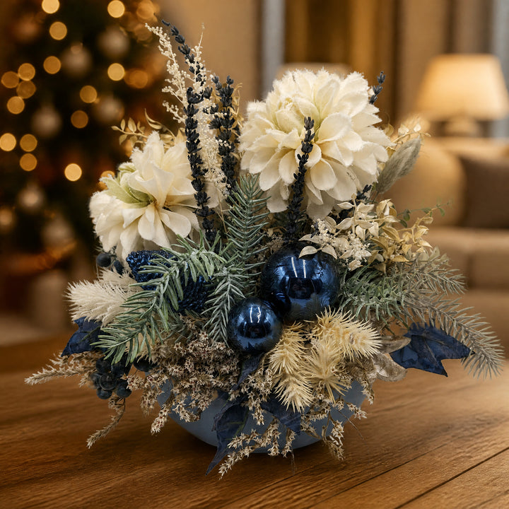 Szene Weihnachtsgesteck Kugeln Blüten Zapfen blau creme