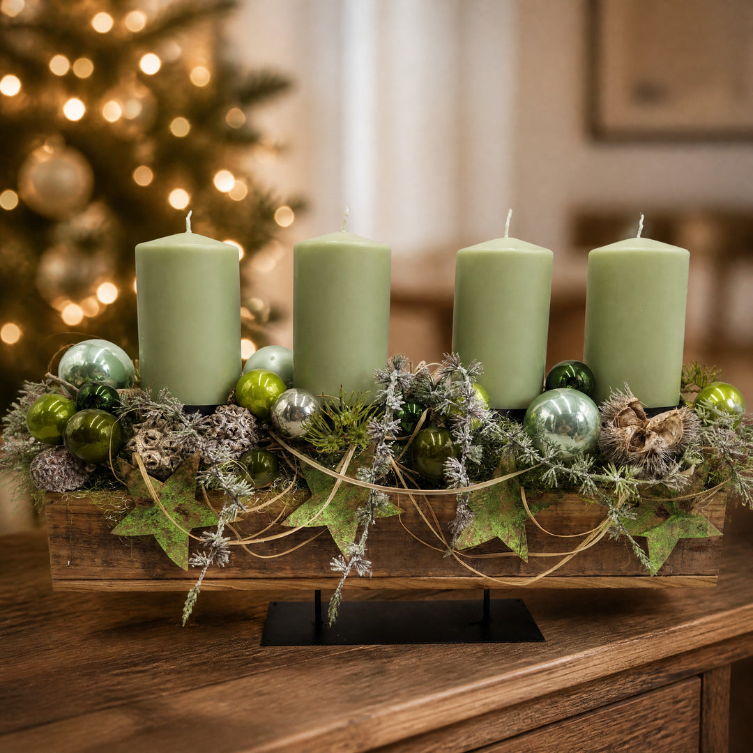 Szene Adventsgesteck Kerzen Kugeln Sterne Zapfen grün salbei