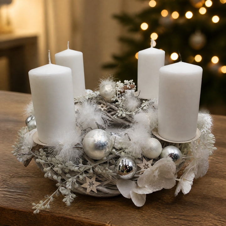 Szene Adventskranz Kugeln Federn Sterne weiß silber