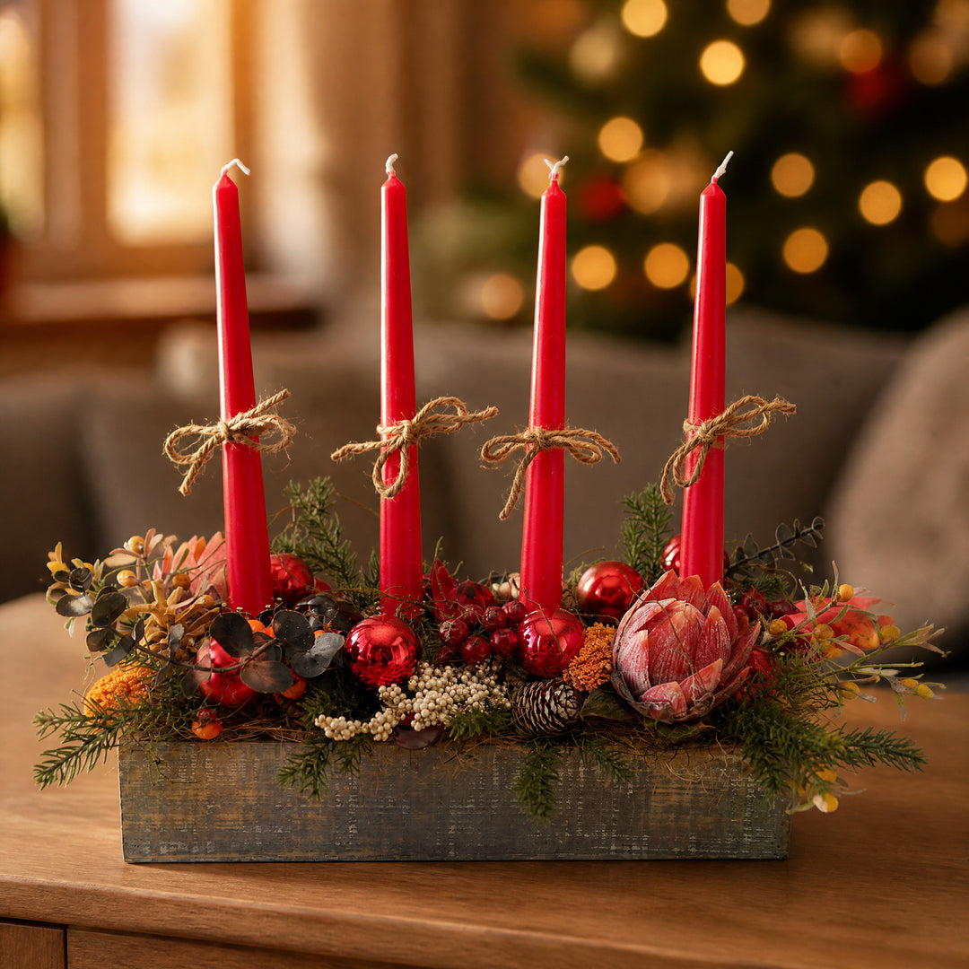 Szene Adventsgesteck Holzlade Kugel Protea Zapfen rot orange