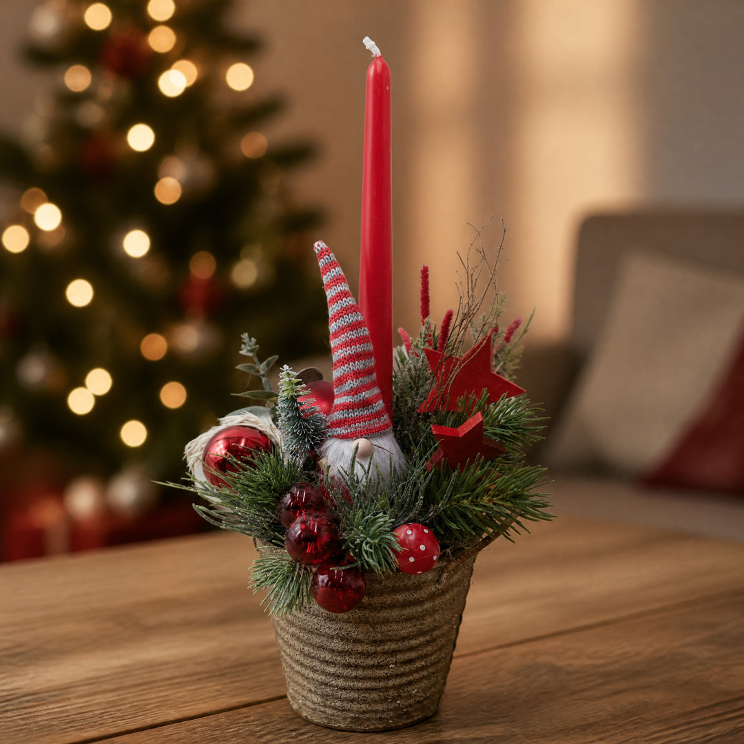 Szene Weihnachtsgesteck Wichtel Kugeln Sterne Kerze rot grün