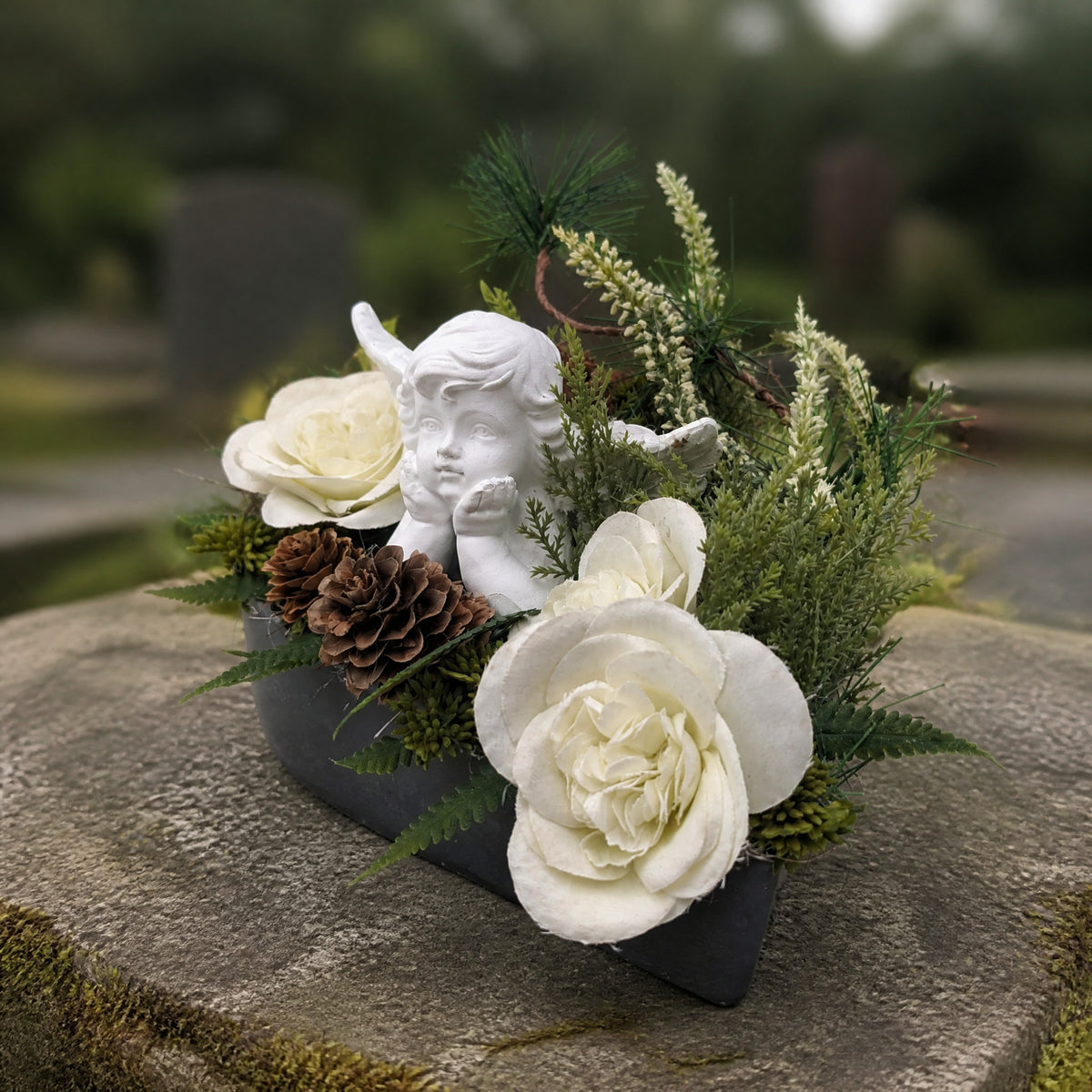 Szene Trauergesteck Herz Engel Rosen Zapfen weiß grün