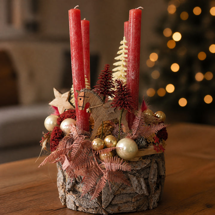 Szene Adventsgesteck Schaukelpferd Stern Kugeln Rindentopf rot creme