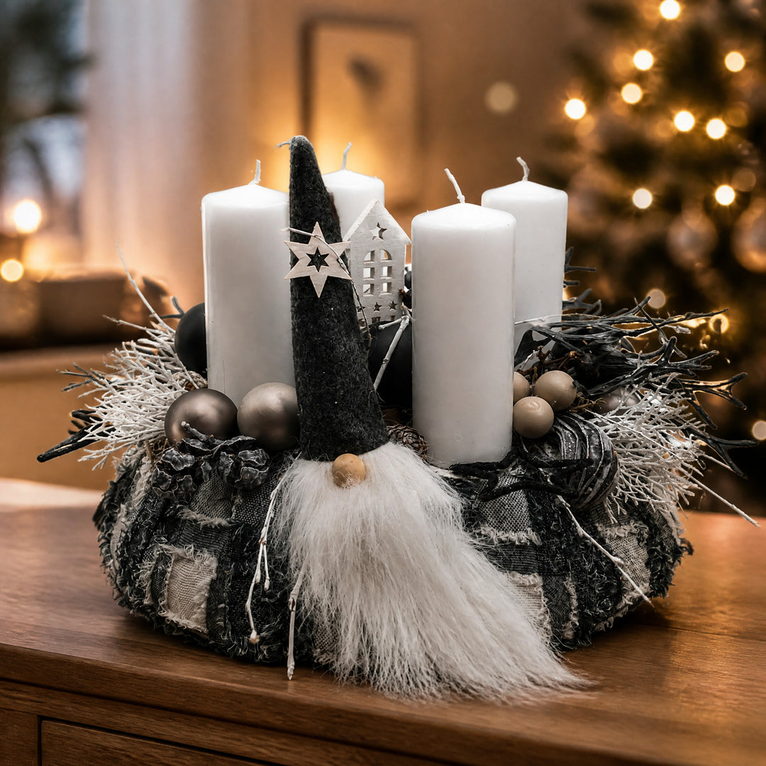 Adventskranz Wichtel Haus Kugeln Sterne schwarz weiß