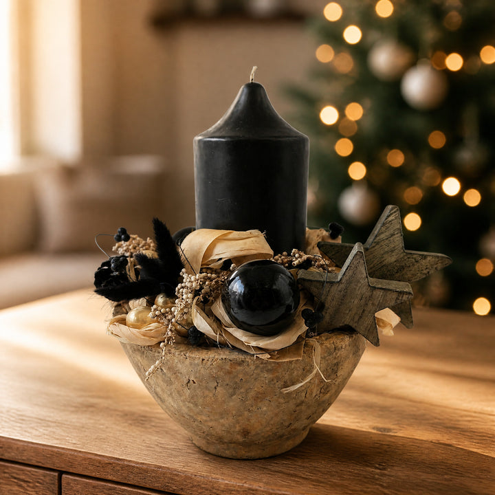 Szene Weihnachtsgesteck Kugel Stern Kerze schwarz creme modern