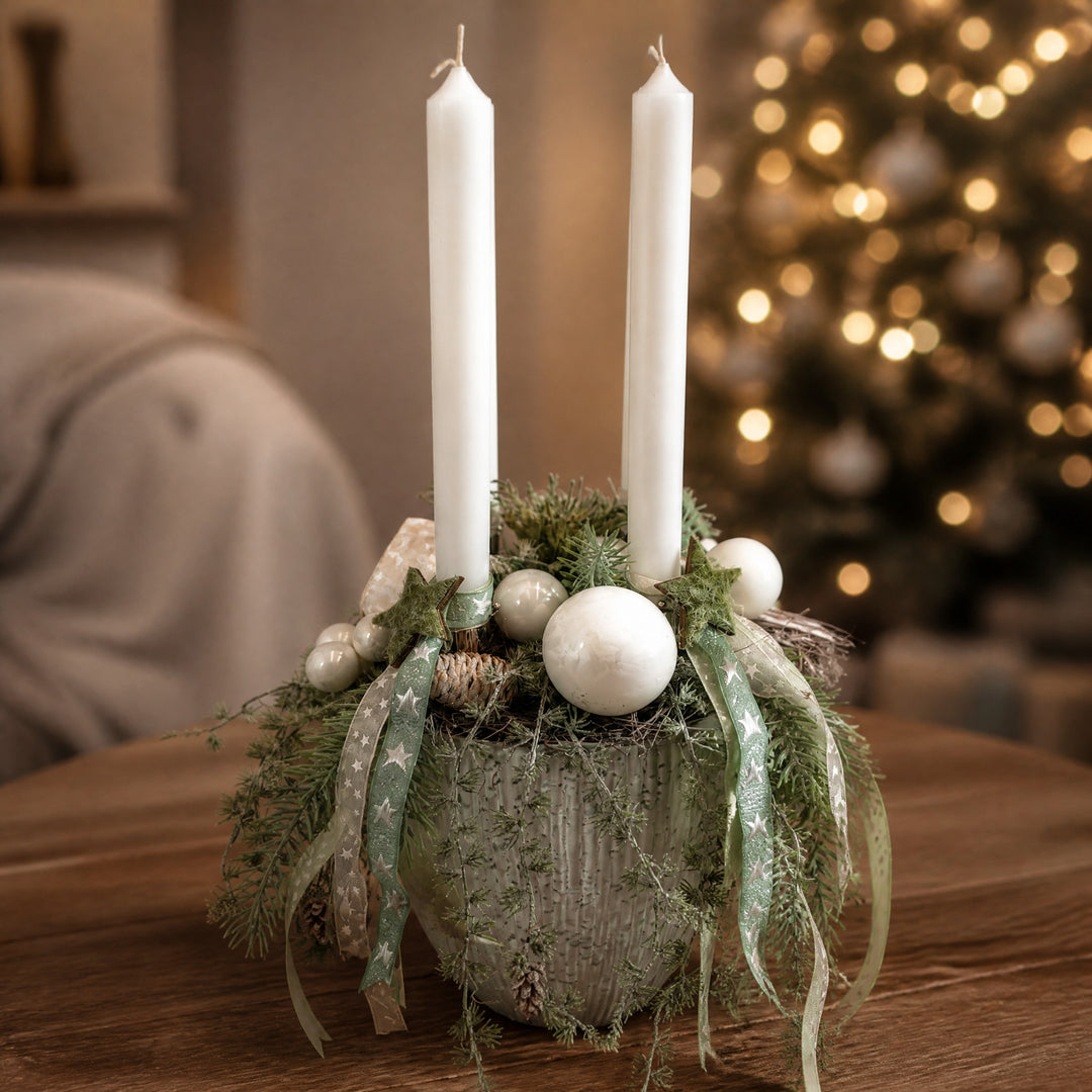 Szene Adventsgesteck Kugel Stern Schleife weiß salbei