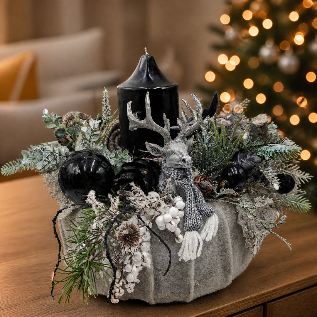 Szene Weihnachtsgesteck Kerze Kugeln Zapfen Hirschkopf schwarz silber