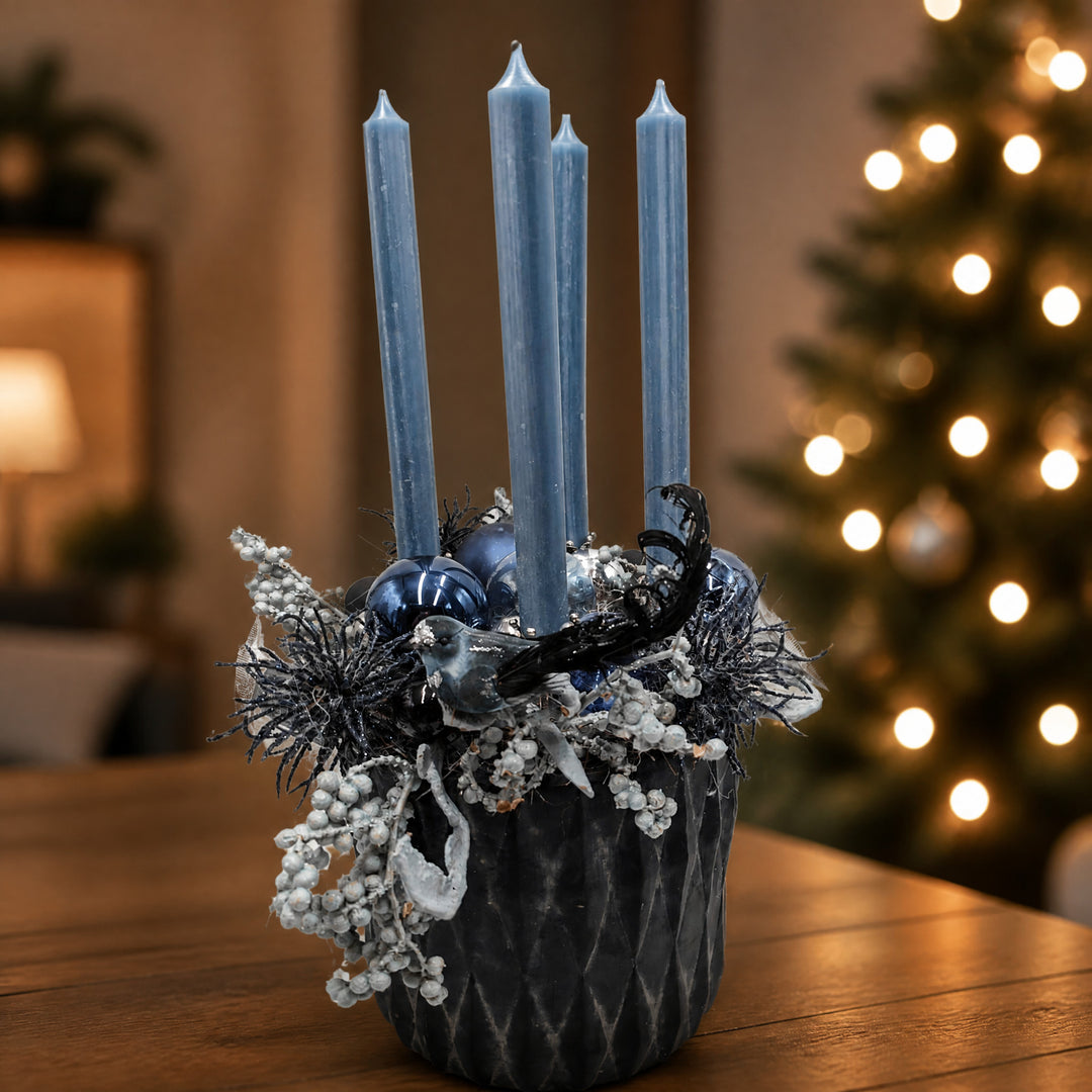 Szene Adventsgesteck Kugeln Vogel Spider blau silber