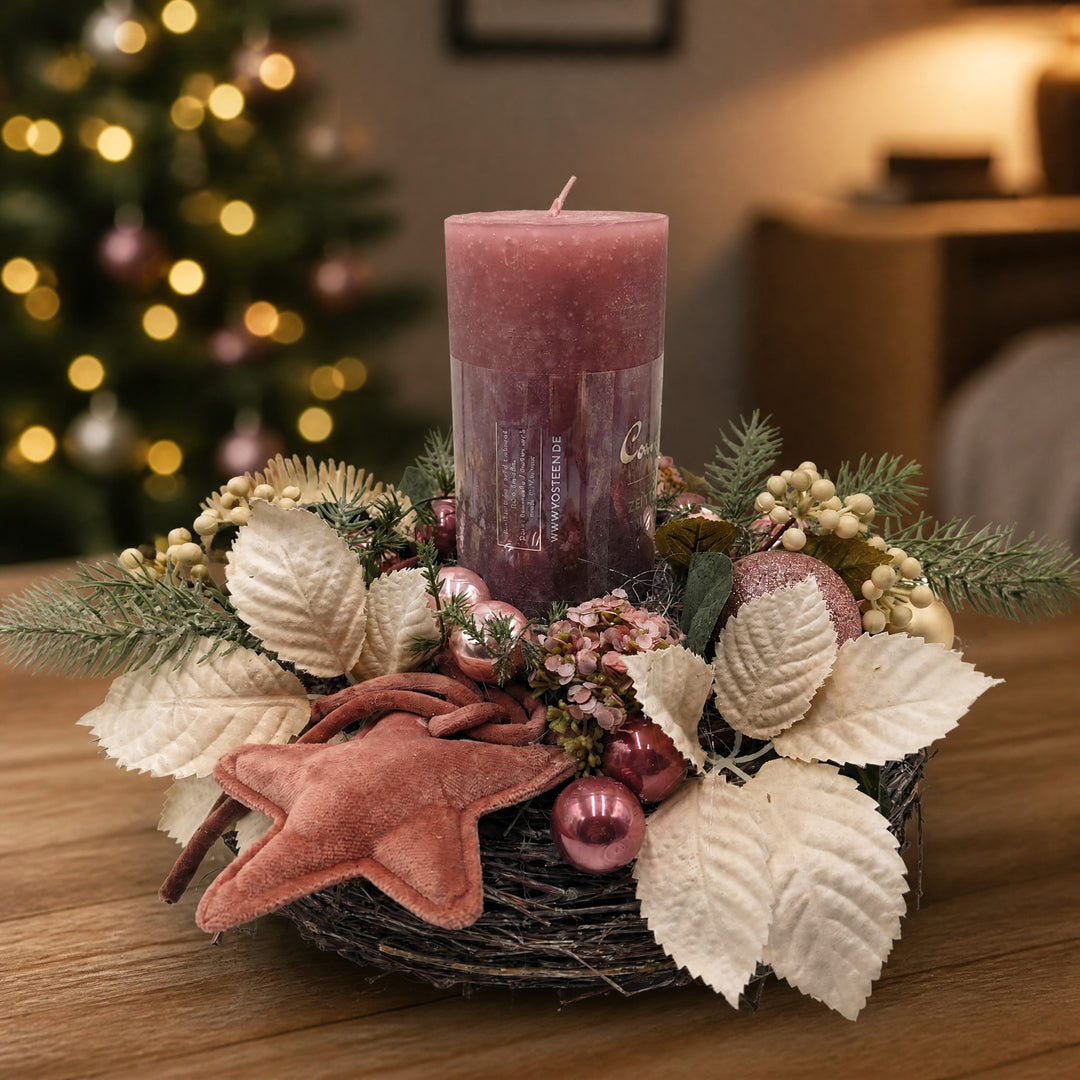 Szene Weihnachtsgesteck Kugeln Stern Kerze rosa creme
