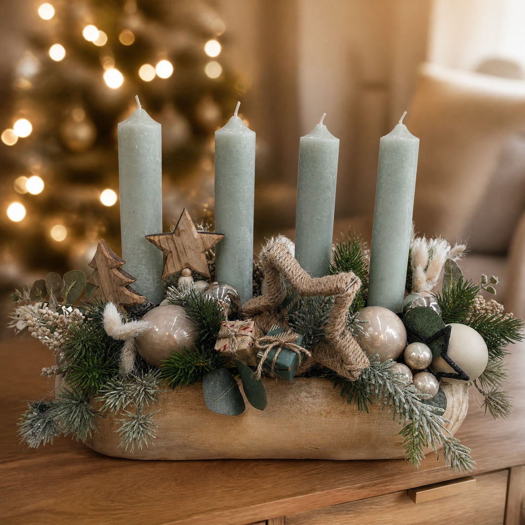 Szene Adventsgesteck Holzlade Kugeln Stern Geschenke natur salbei