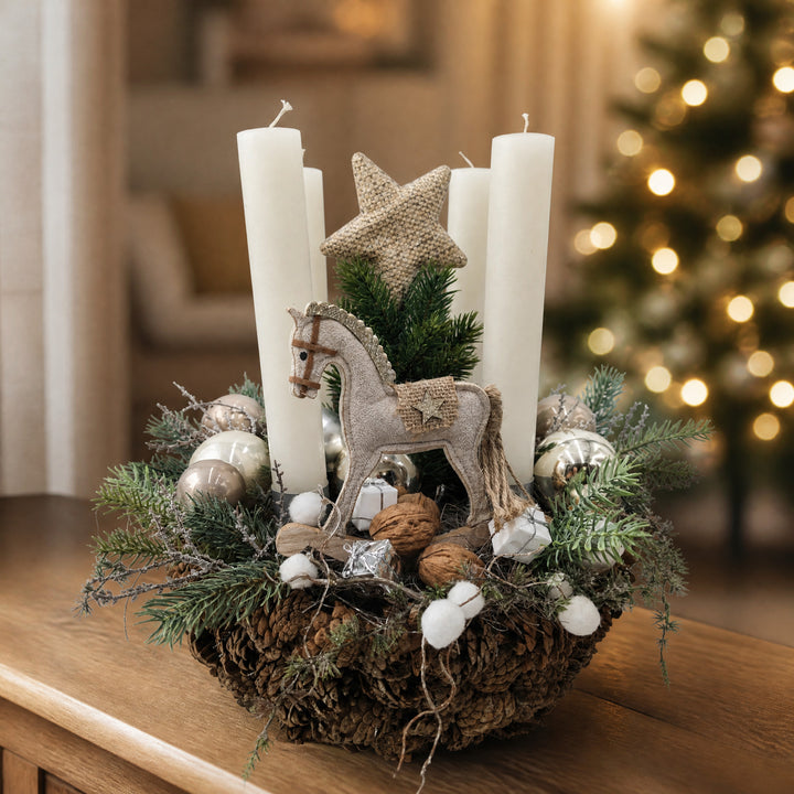 Szene Adventsgesteck Schaukelpferd Kugeln Stern creme natur