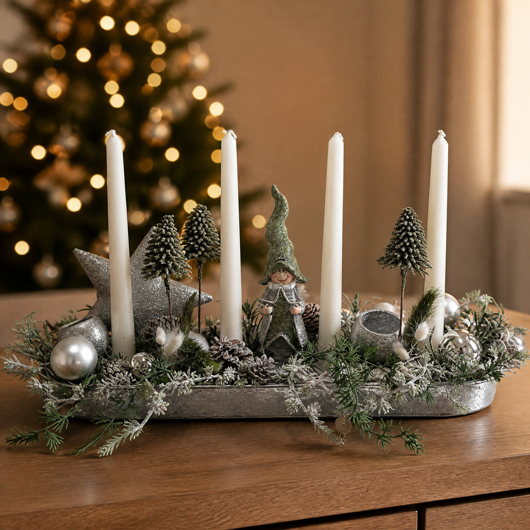 Szene Adventsgesteck Kugel Stern Wichtel Tannenbäumchen silber grün