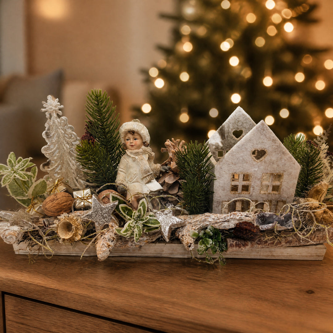 Szene Weihnachtsgesteck Teelicht Haus Stern Mädchen creme natur