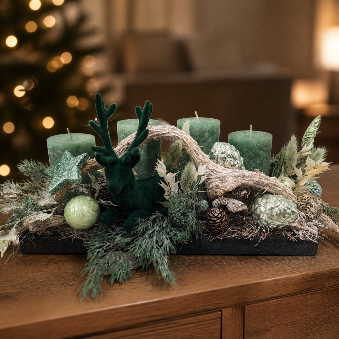 Szene Adventsgesteck Hirsch Kugel Stern grün mit 4 Kerzen