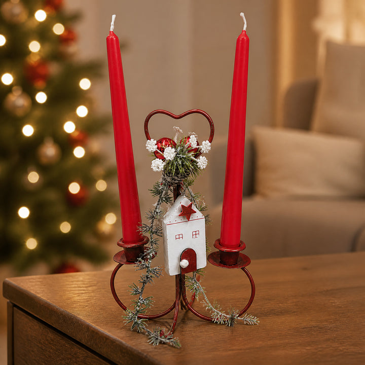 Szene Weihnachtsgesteck Kerzenständer Kugeln Haus rot weiß