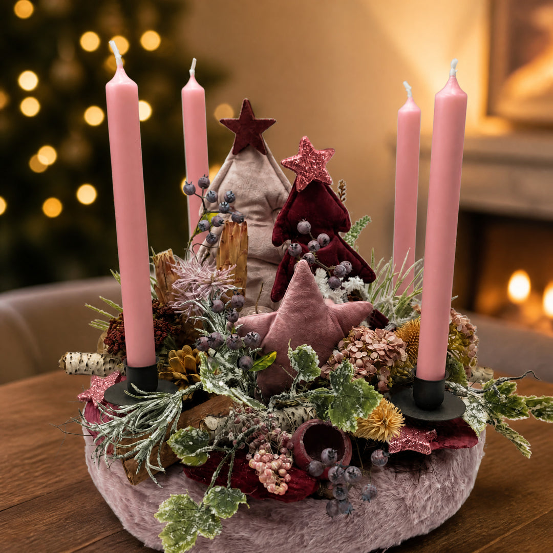 Szene Weihnachtsgesteck Adventskranz Kerzen Sterne Tannenbäumchen Beeren rosa