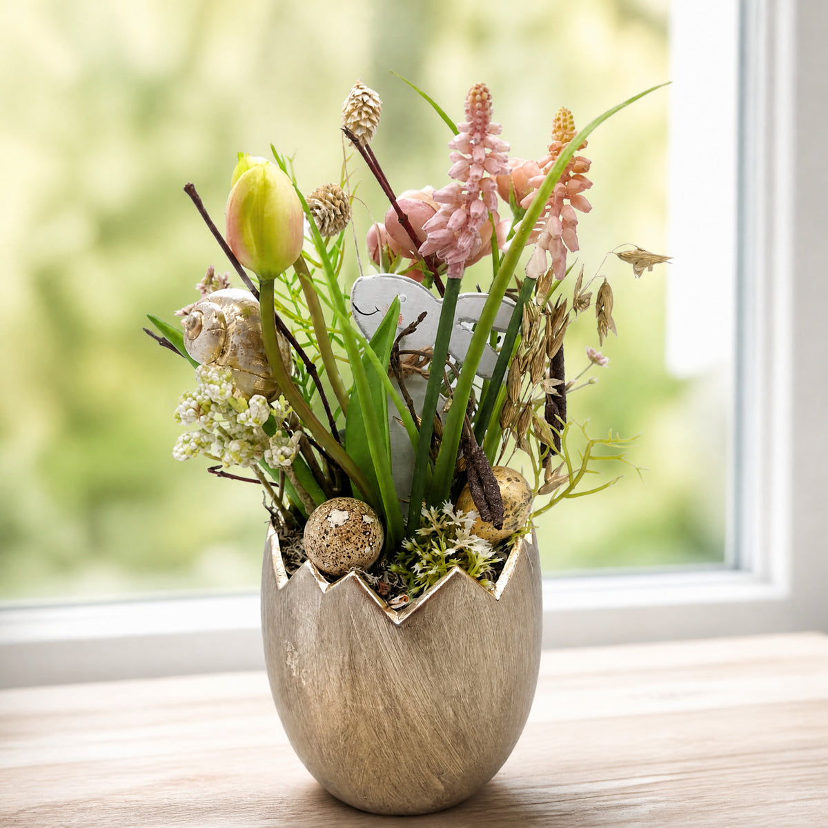 Szene Ostergesteck Traubenhyazinthe Tulpe Hase Ei im Eiertopf rosa gold
