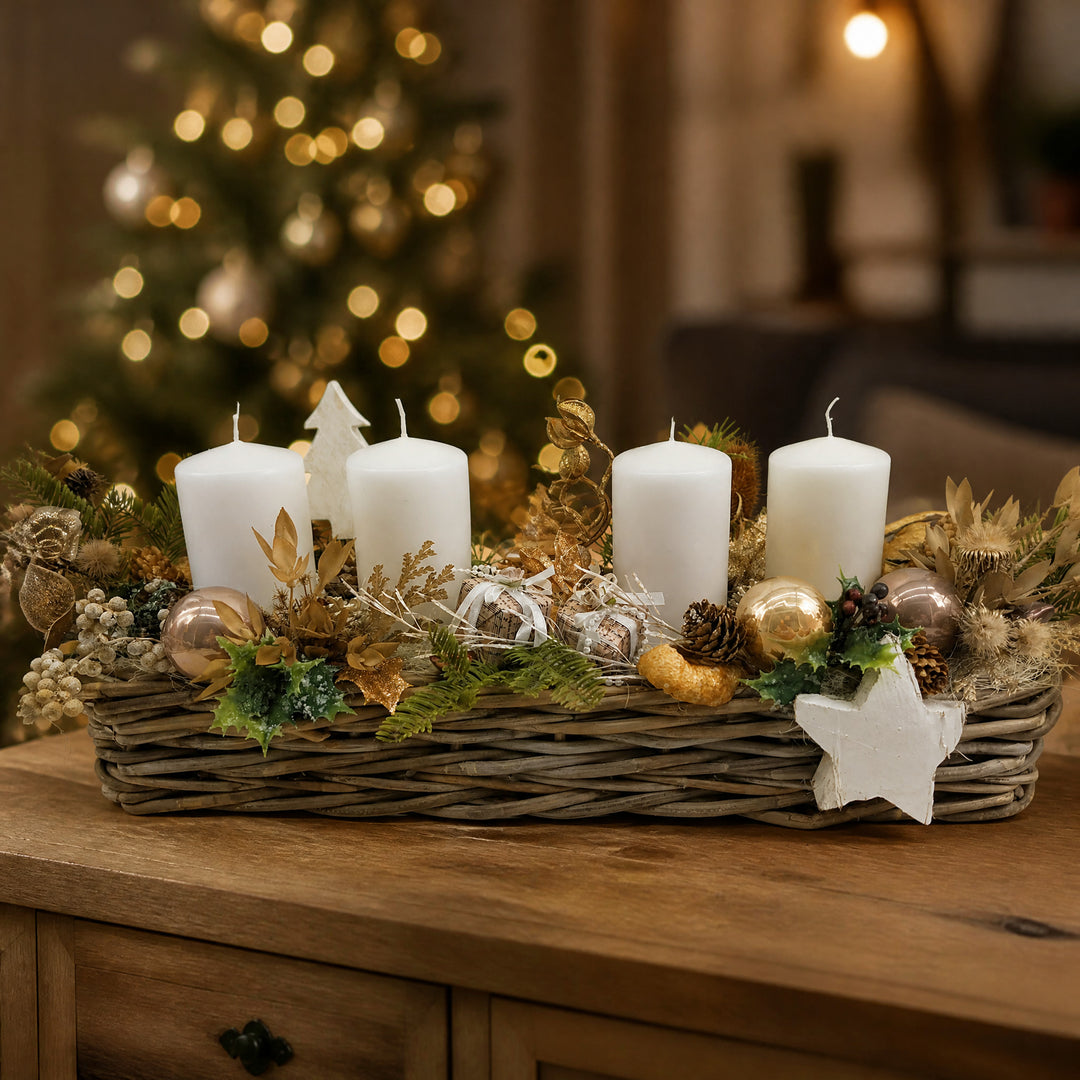 Szene Adventsgesteck Weihnachtsgesteck Tischgesteck 4 Kerzen Zapfen weiß gold