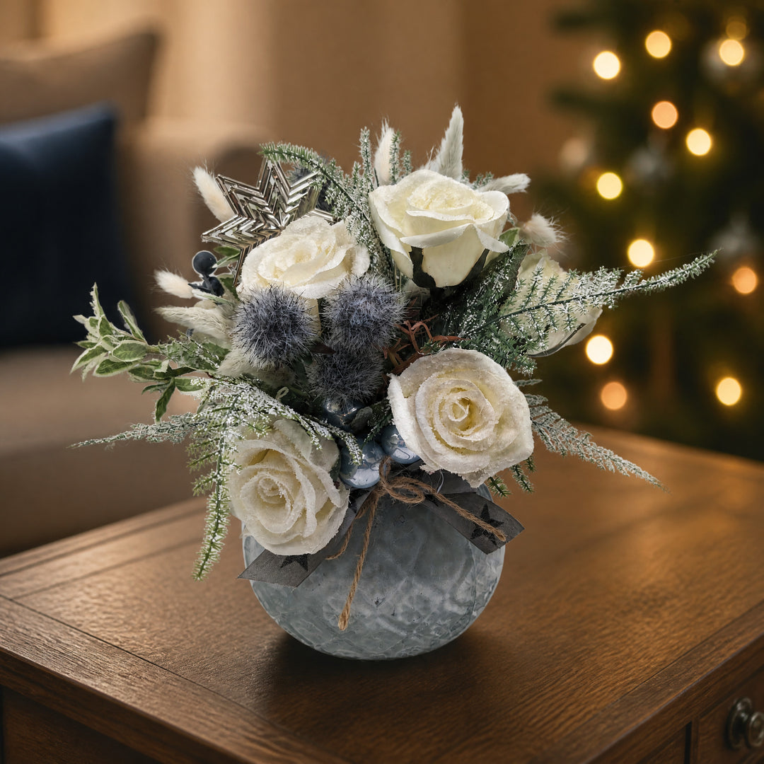 Szene Wintergesteck Rosen Stern Gräser blau weiss