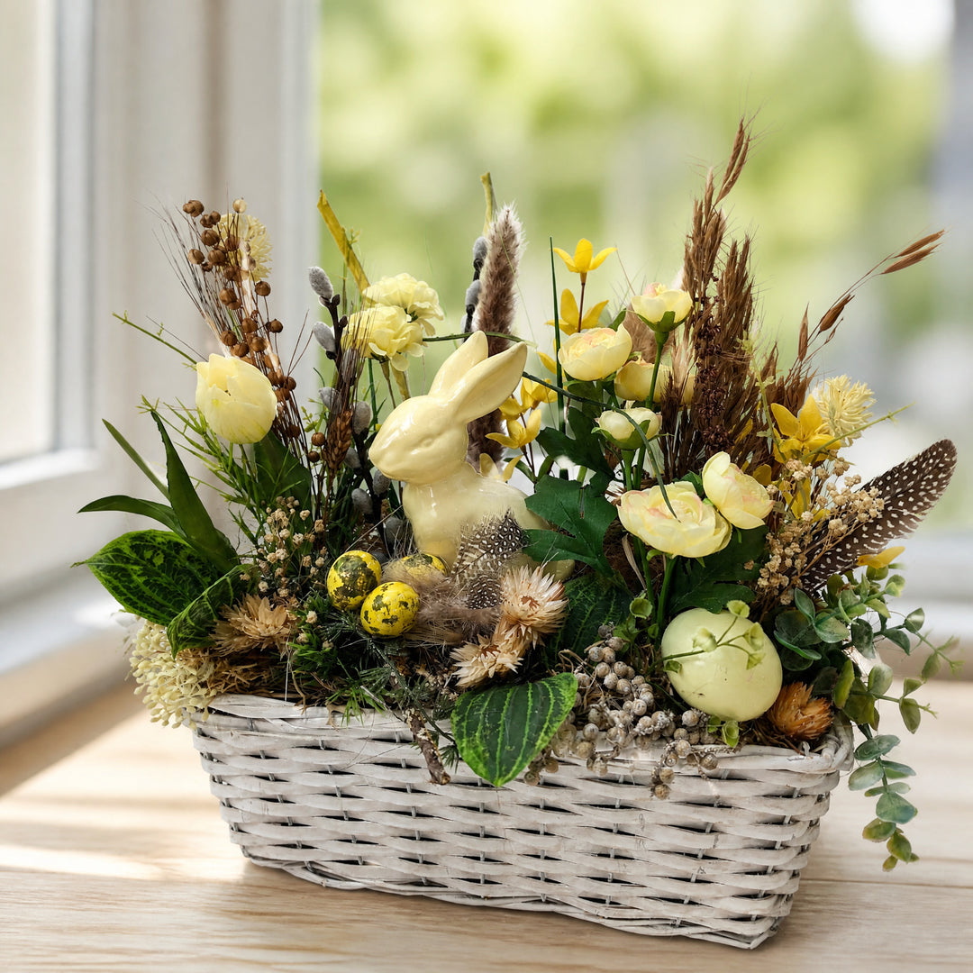 Szene Ostergesteck Frühlingsgesteck Ranunkeln Tulpen Hase gelb