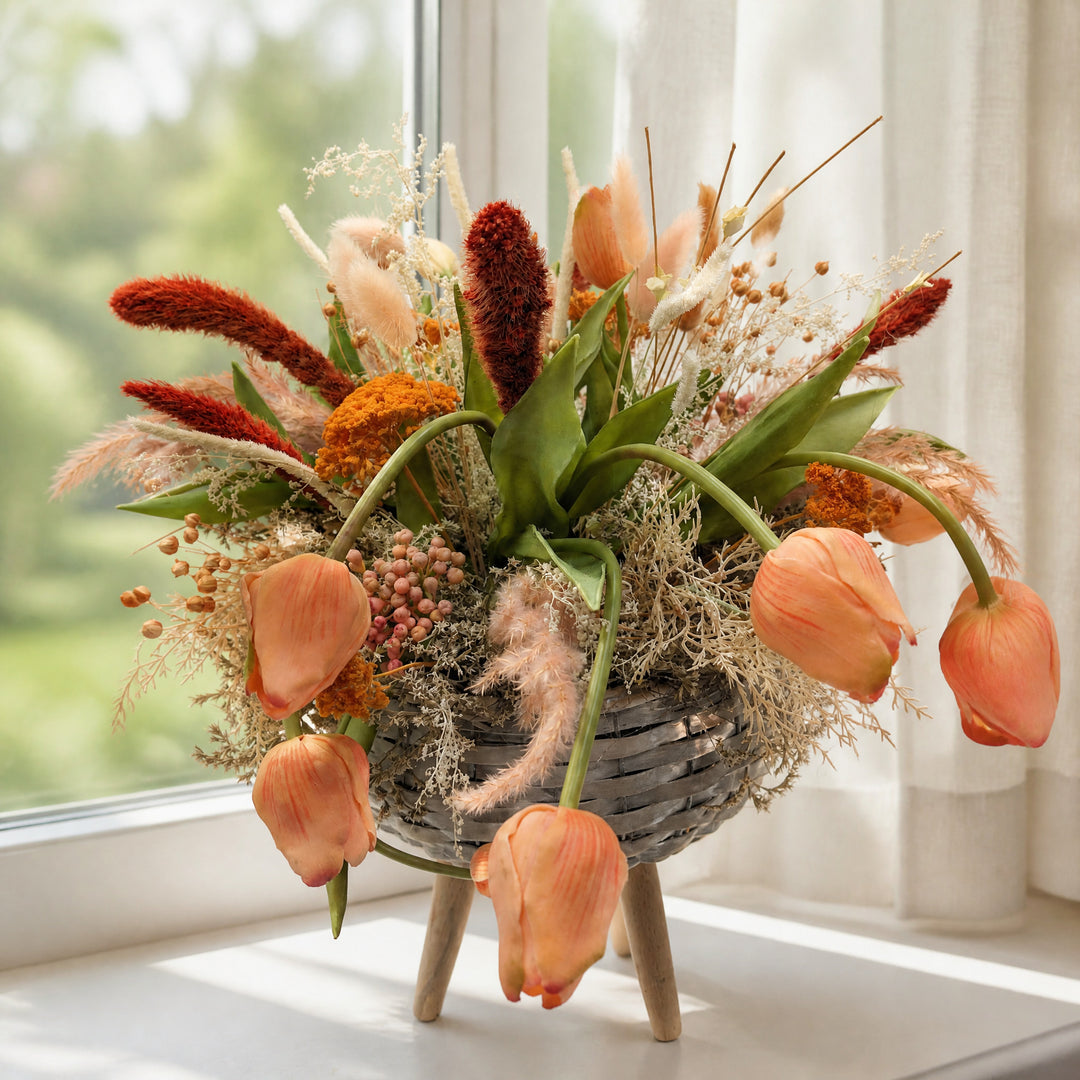 Szene Frühlingsgesteck Tulpen Gräser Korb orange apricot