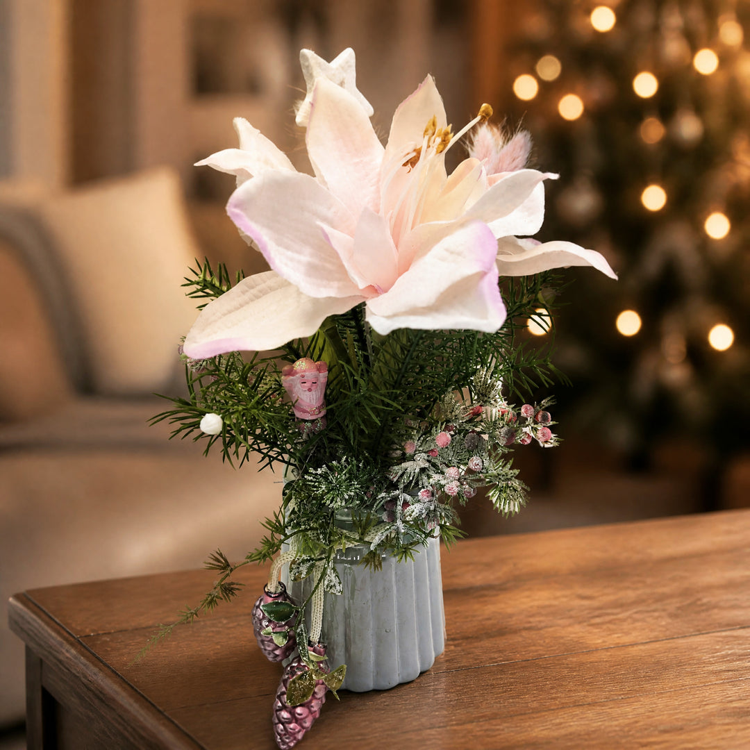 Szene Wintergesteck Vase Amaryllis Zapfen Beeren rosa grau