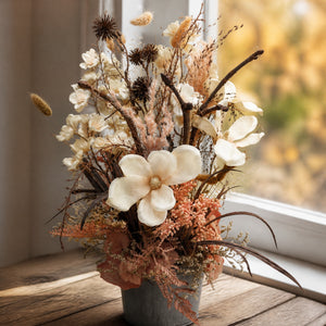 Szene Herbstgesteck Magnolien Kirschblüten Gräser creme apricot