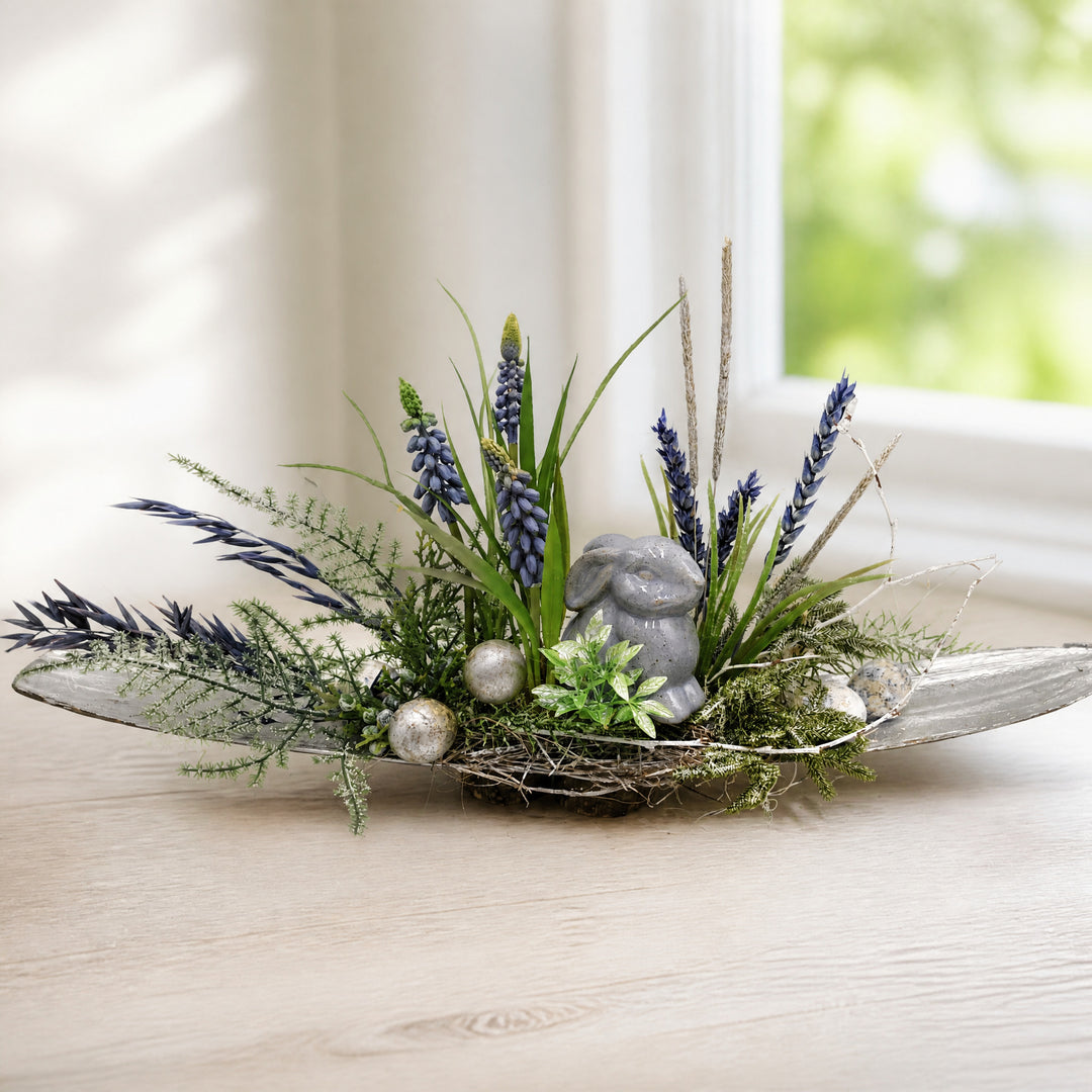 Szene Ostergesteck Frühlingsgesteck Hyazinthen Gräser Hase blau silber