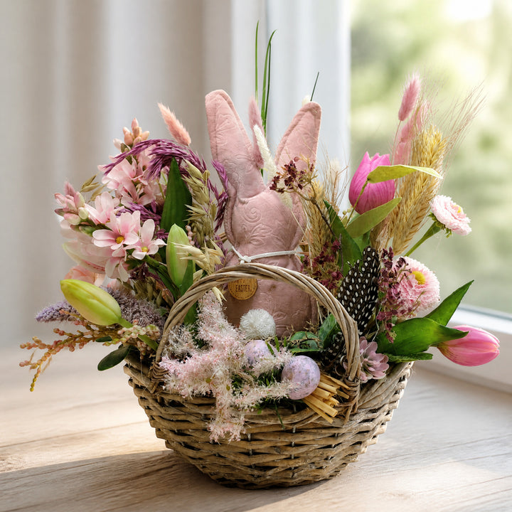 Szene Ostergesteck Frühlingsgesteck Hase Tulpen Bellis Gräser rosa