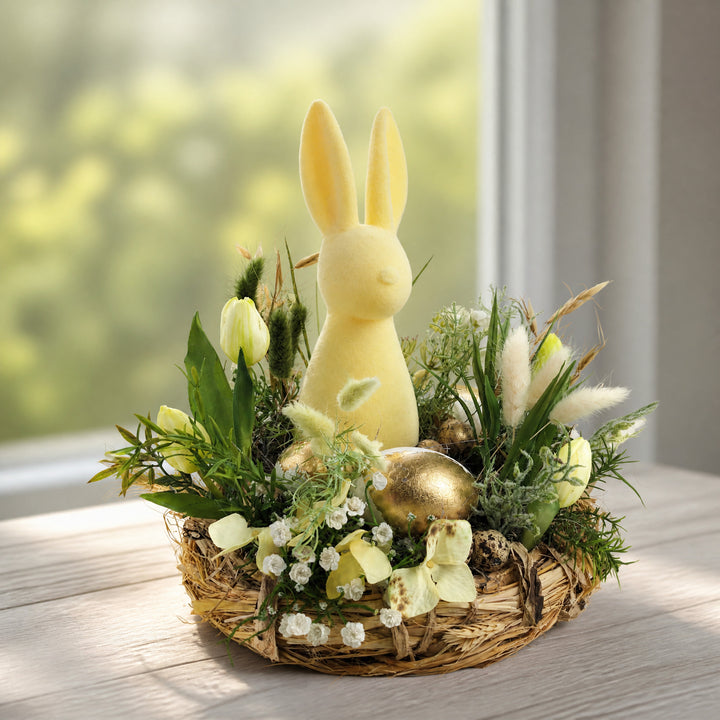 Szene Ostergesteck Frühlingsgesteck Hase Tulpen Gräser gelb gold
