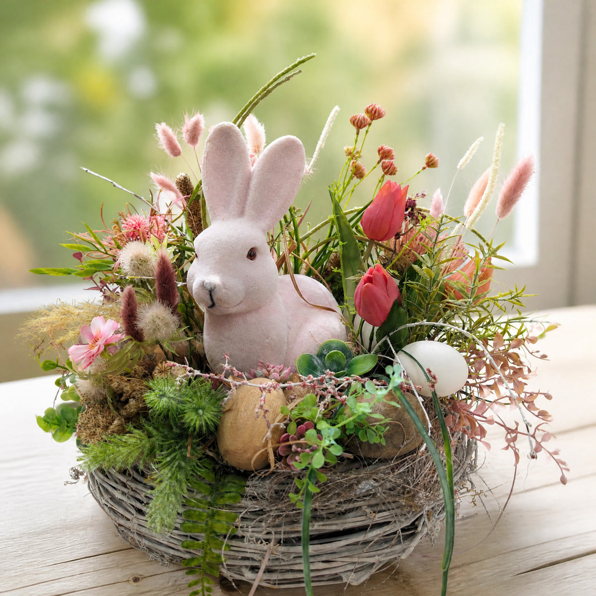 Szene Osterkranz Ostergesteck Hase Tulpen Gräser Eier rosa