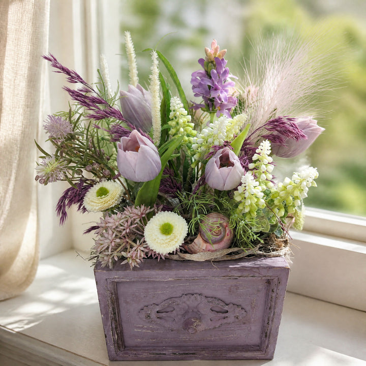 Szene Frühlingsgesteck Tulpen Flieder Bellis lila in Holzbox