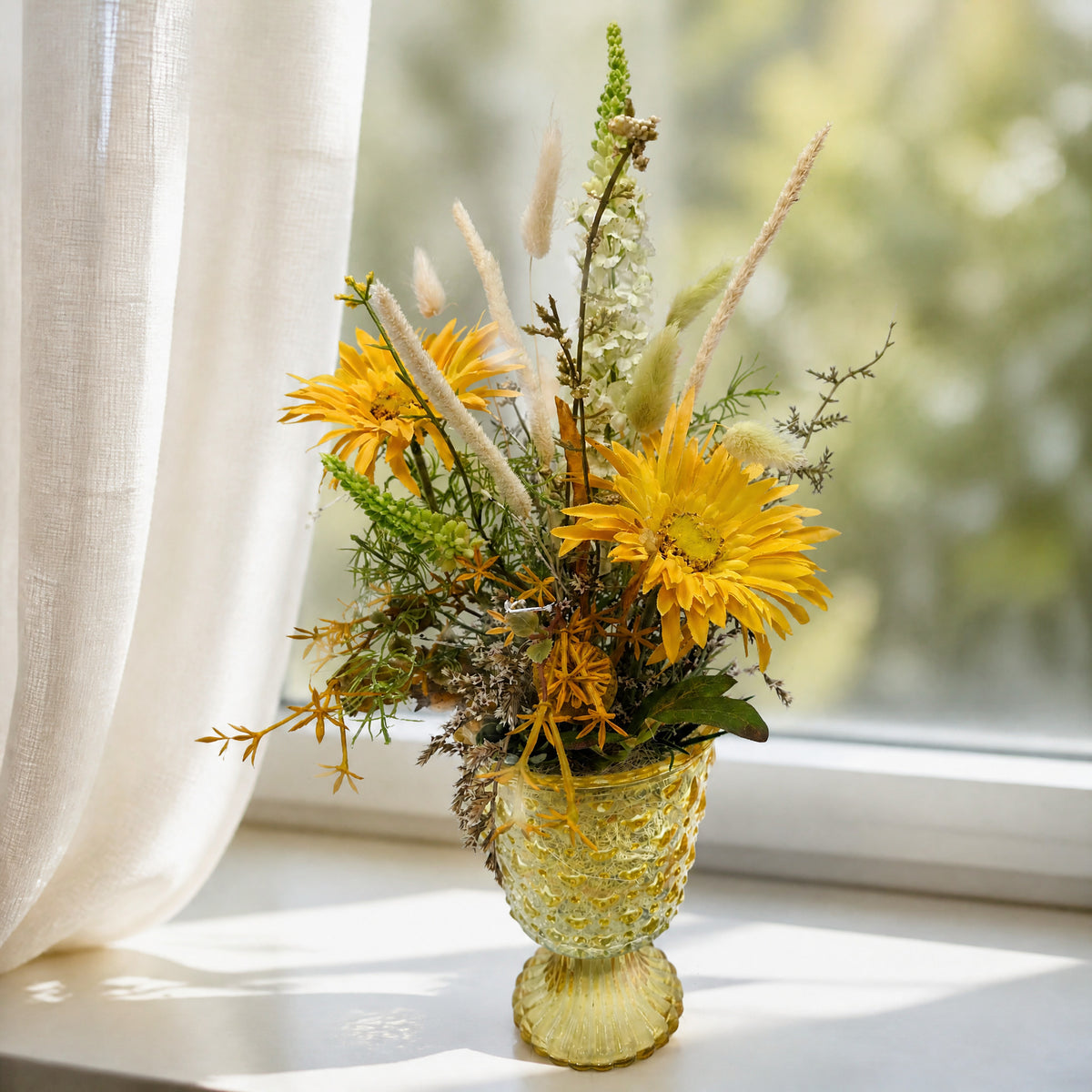 Szene Frühlingsgesteck Gerbera Gräser Blüten gelb weiss im Glas