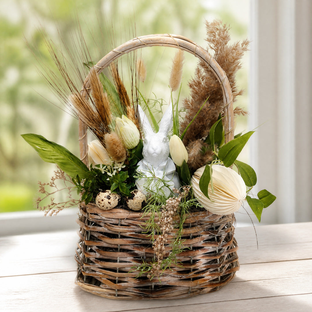 Szene Ostergesteck Frühlingsgesteck Hase Tulpen Gräser creme