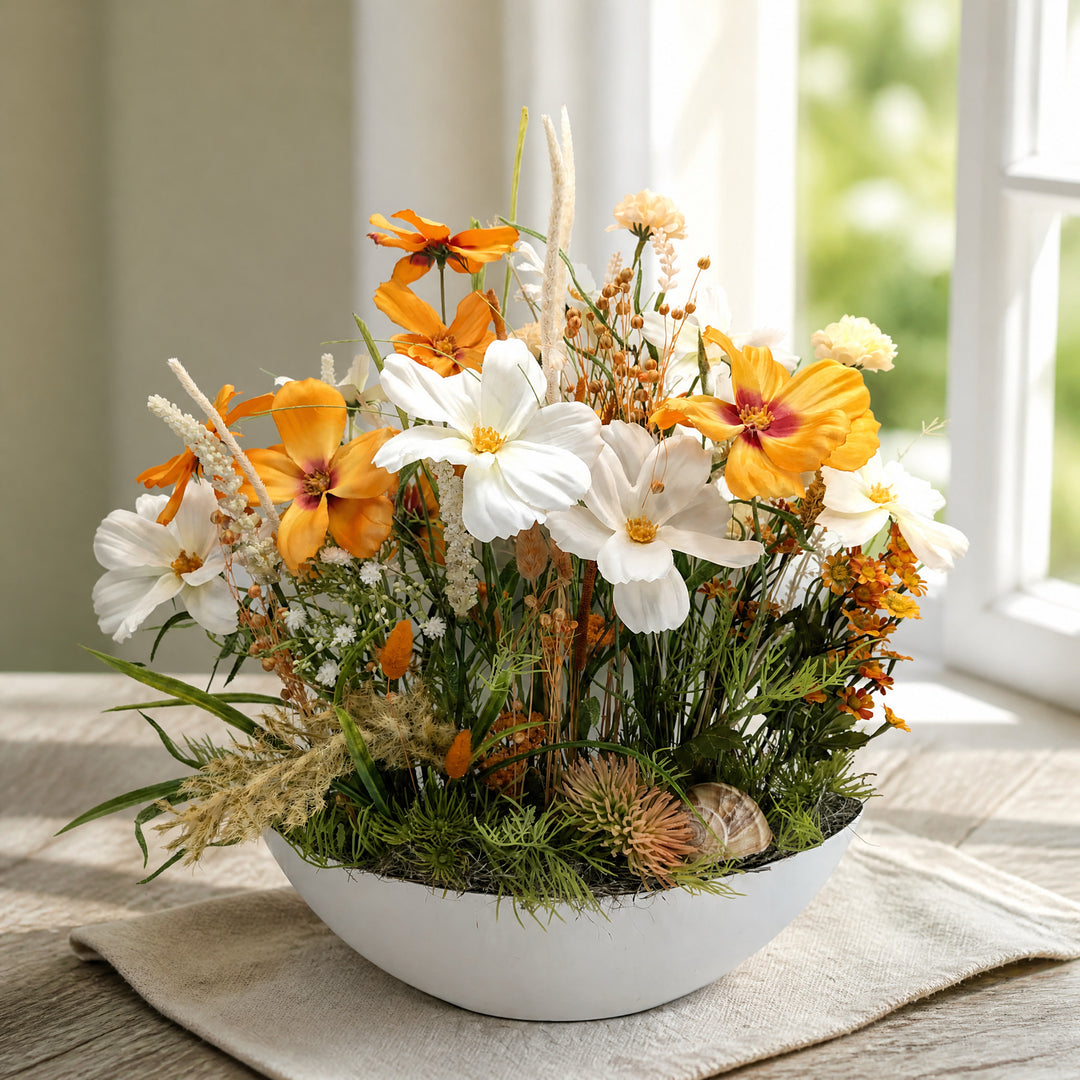 Szene Sommergesteck Blüten Gräser Schnecke orange weiss