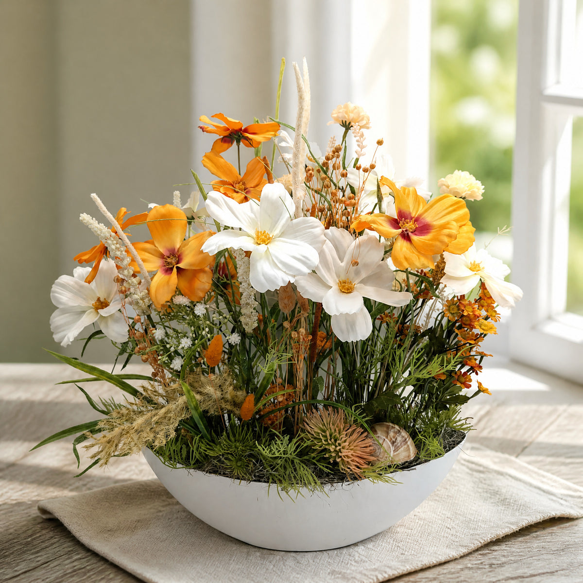Szene Sommergesteck Blüten Gräser Schnecke orange weiss