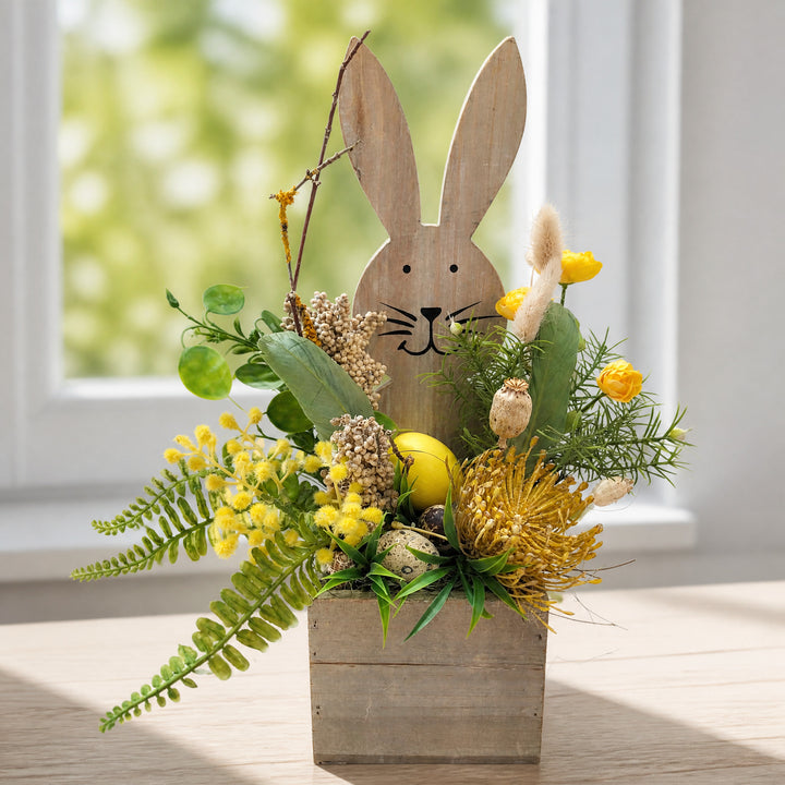 Szene Ostergesteck Frühlingsgesteck Hase Gräser Mimosen gelb creme
