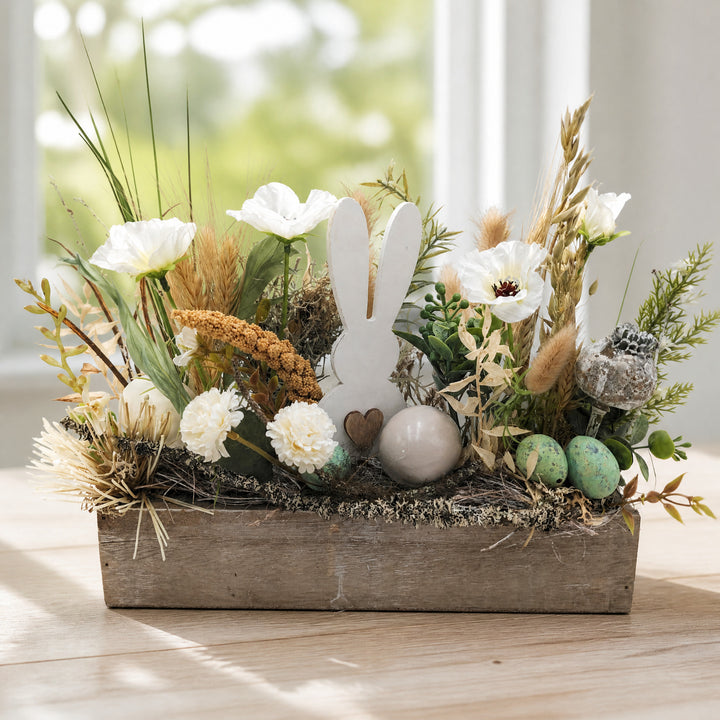 Szene Ostergesteck Frühlingsgesteck Hase Mohn Gräser weiss