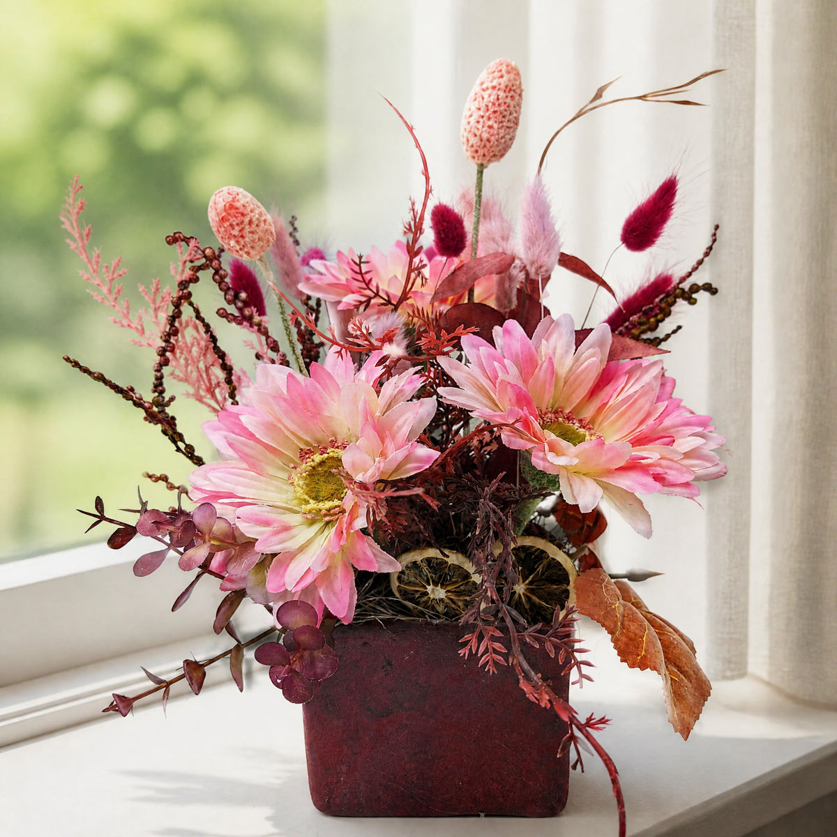 Szene Frühlingsgesteck Gerbera Gräser rosa rot in Keramiktopf