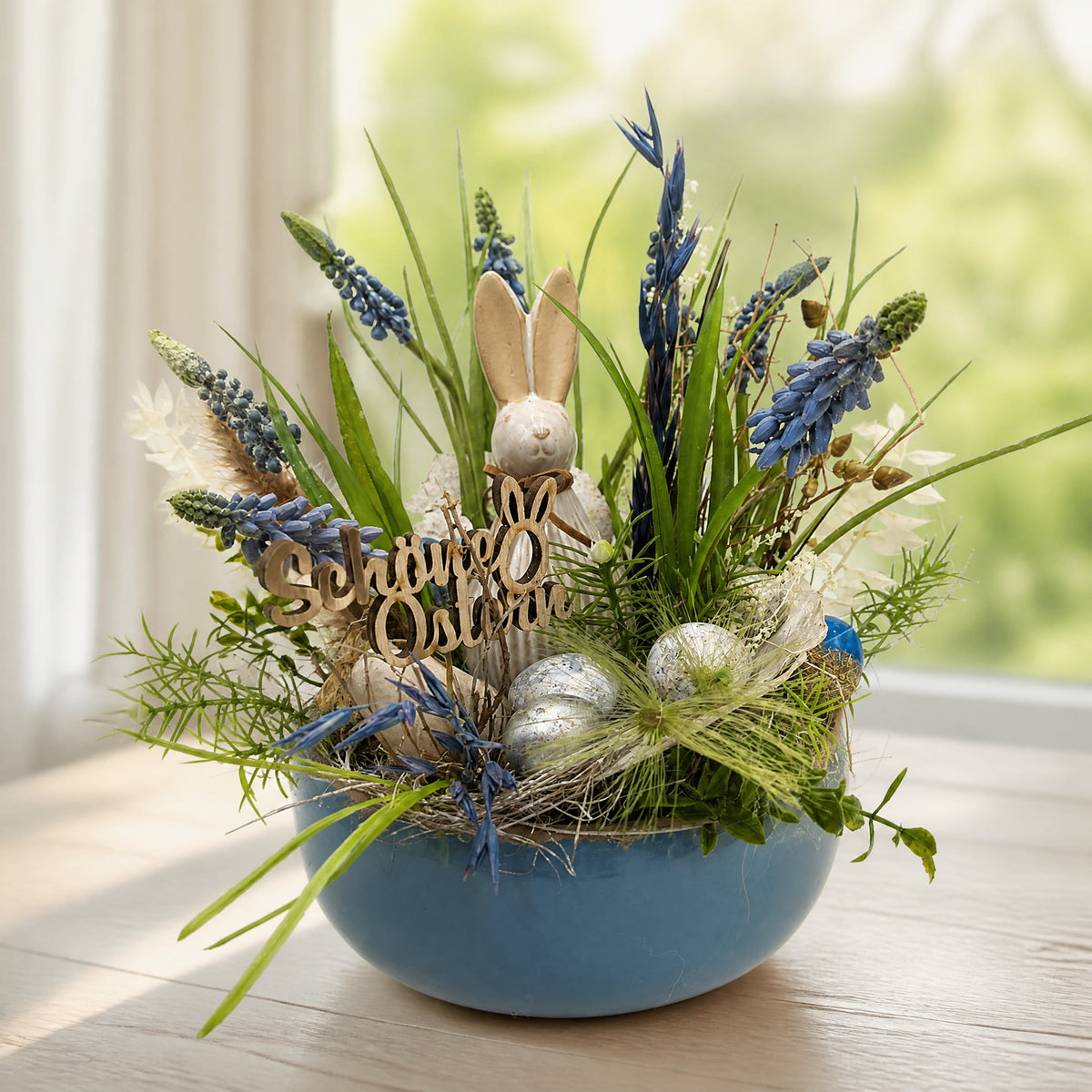 Szene Ostergesteck Frühlingsgesteck Hase Hyazinthen Gräser blau