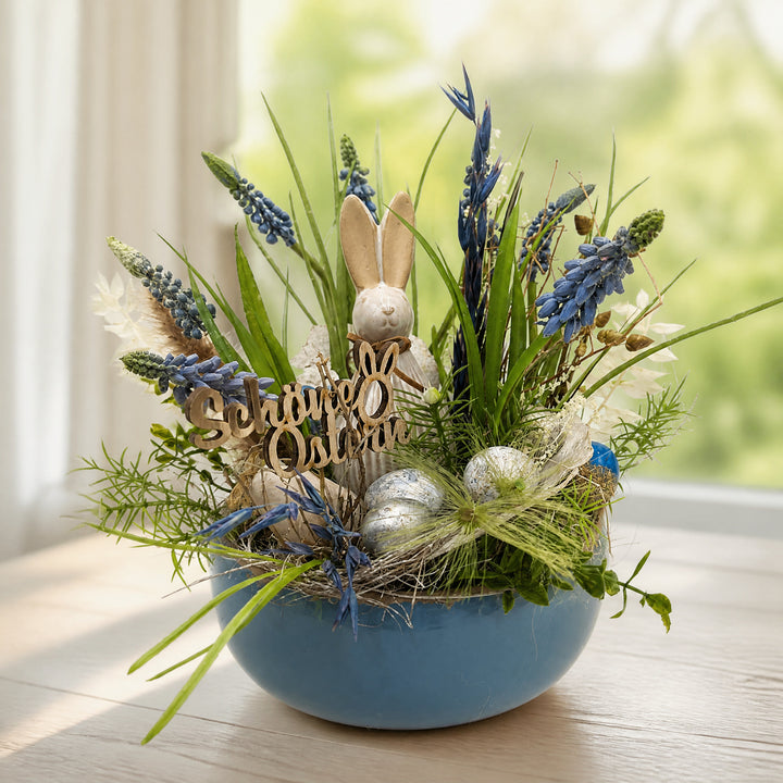 Szene Ostergesteck Frühlingsgesteck Hase Hyazinthen Gräser blau