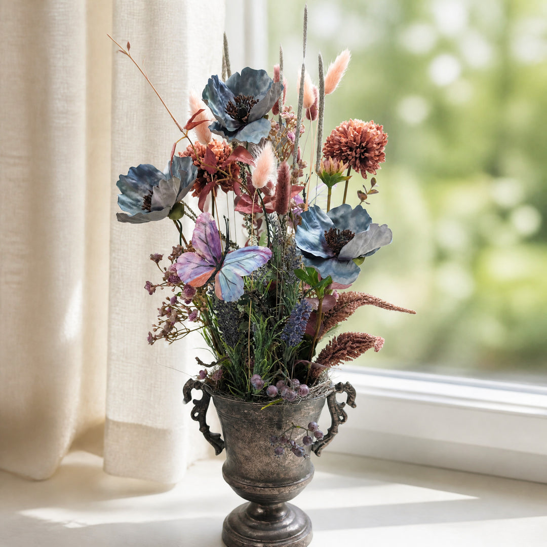 Szene Frühlingsgesteck Schmetterling Mohn Gräser blau rosa lila
